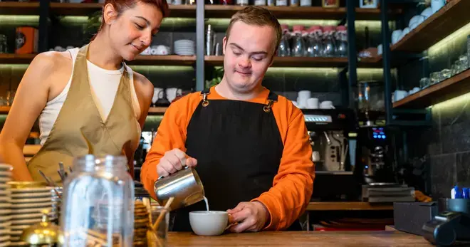 Jongere schenkt koffie in